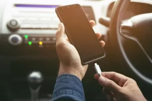 cas telefon dalam kereta jejaskan bateri kereta