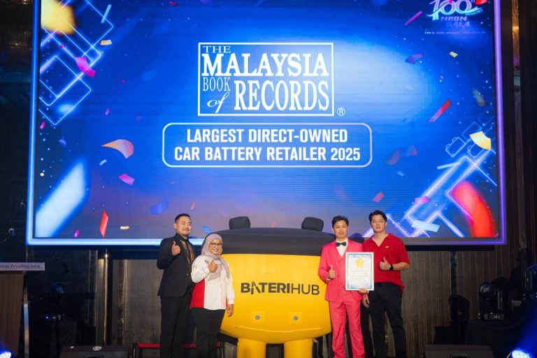 Baterihub Sets Malaysia Book of Records as Largest Direct-Owned Car Battery Retailer 2025 Baterihub team receiving the Malaysia Book of Records award for Largest Direct-Owned Car Battery Retailer 2025 at a grand event.