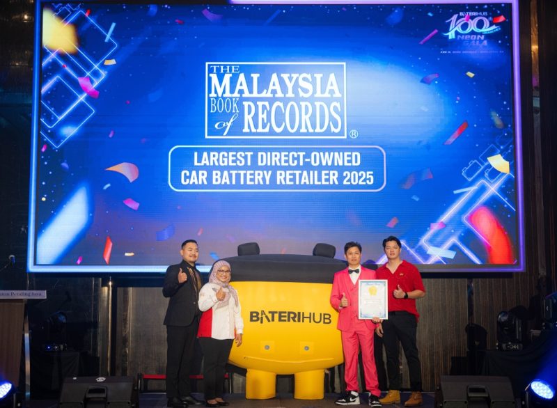 ASP09678 Baterihub team receiving the Malaysia Book of Records award for Largest Direct-Owned Car Battery Retailer 2025 at a grand event.