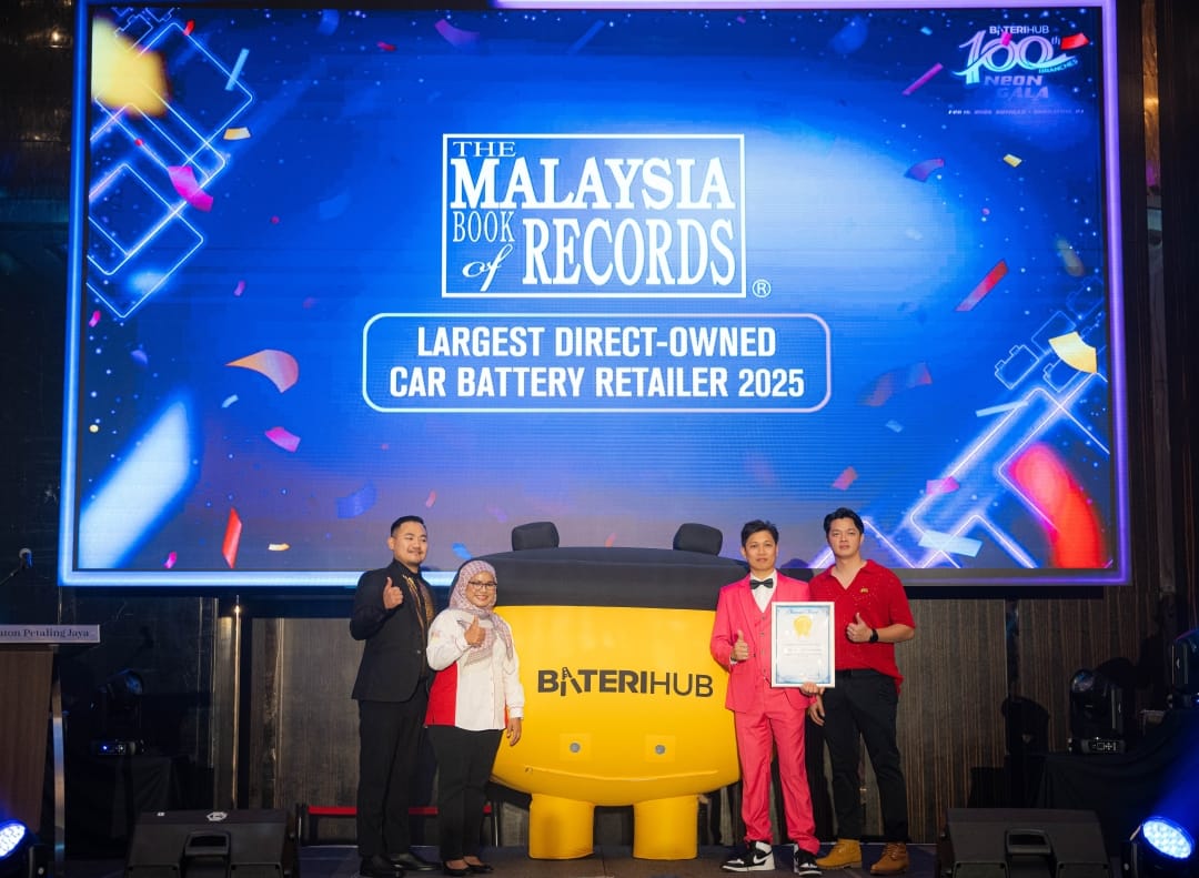 Baterihub Sets Malaysia Book of Records as Largest Direct-Owned Car Battery Retailer 2025 Baterihub team receiving the Malaysia Book of Records award for Largest Direct-Owned Car Battery Retailer 2025 at a grand event.