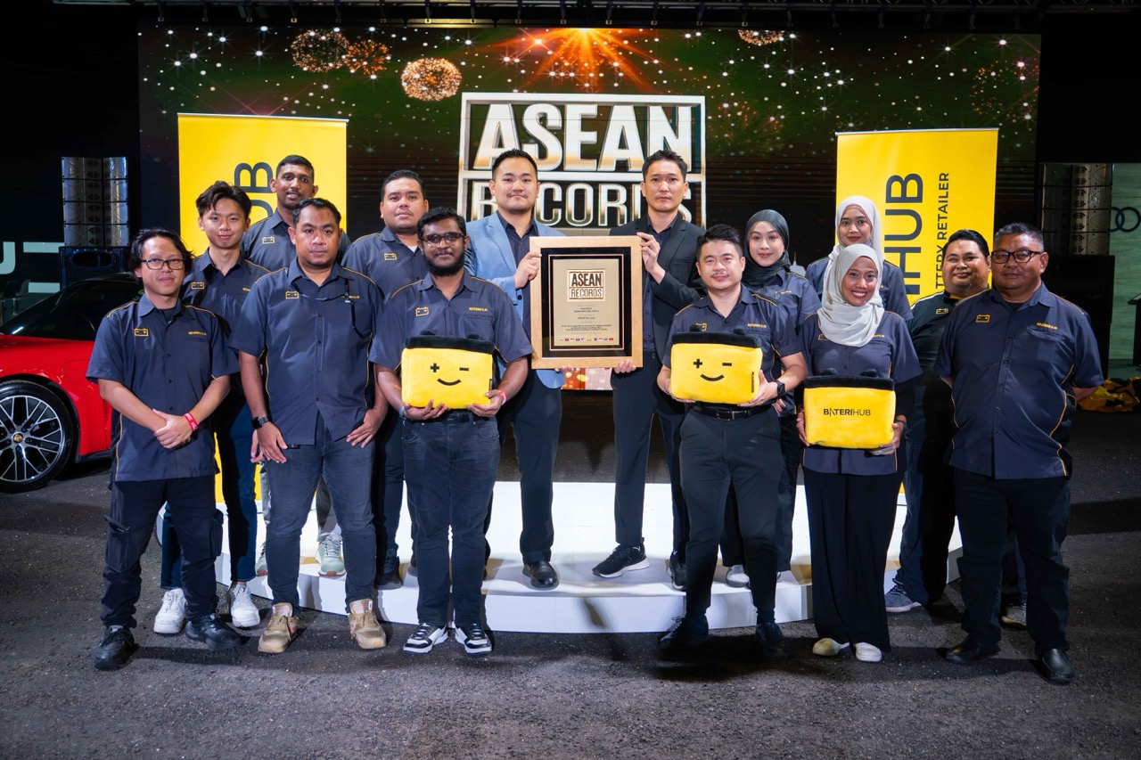 BateriHub Receiving ASEAN Award