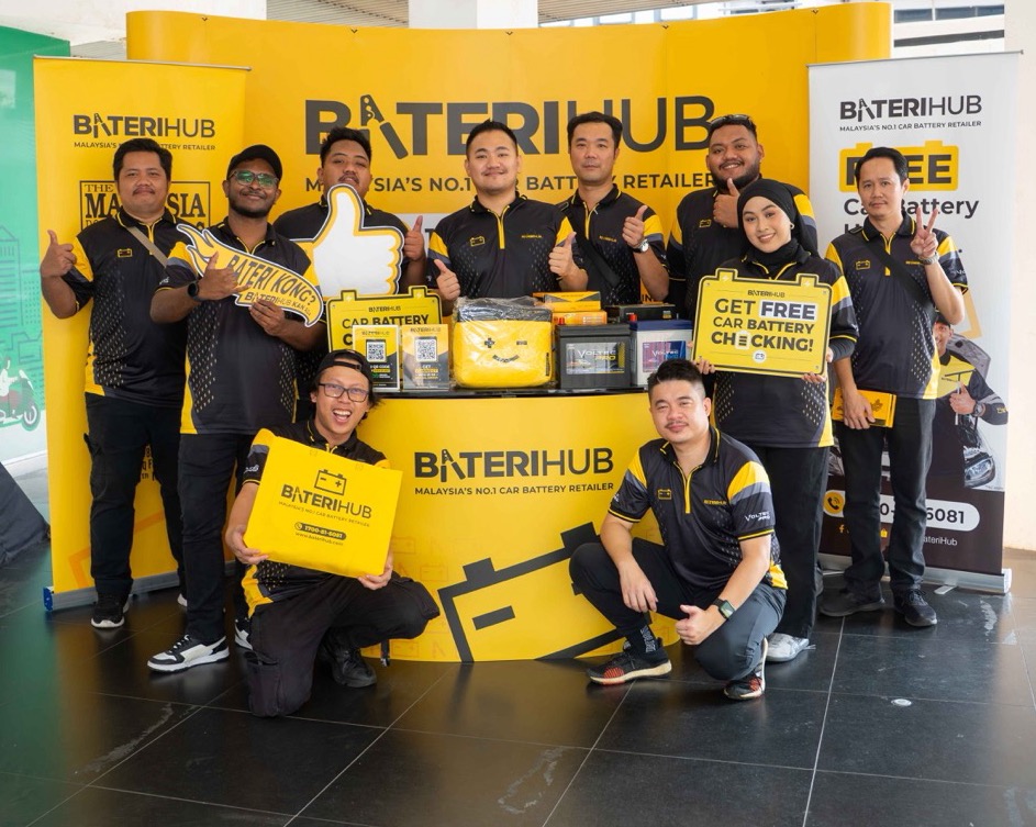 Baterihub team at promotional booth offering free car battery checks during Grab Open Day 2025.