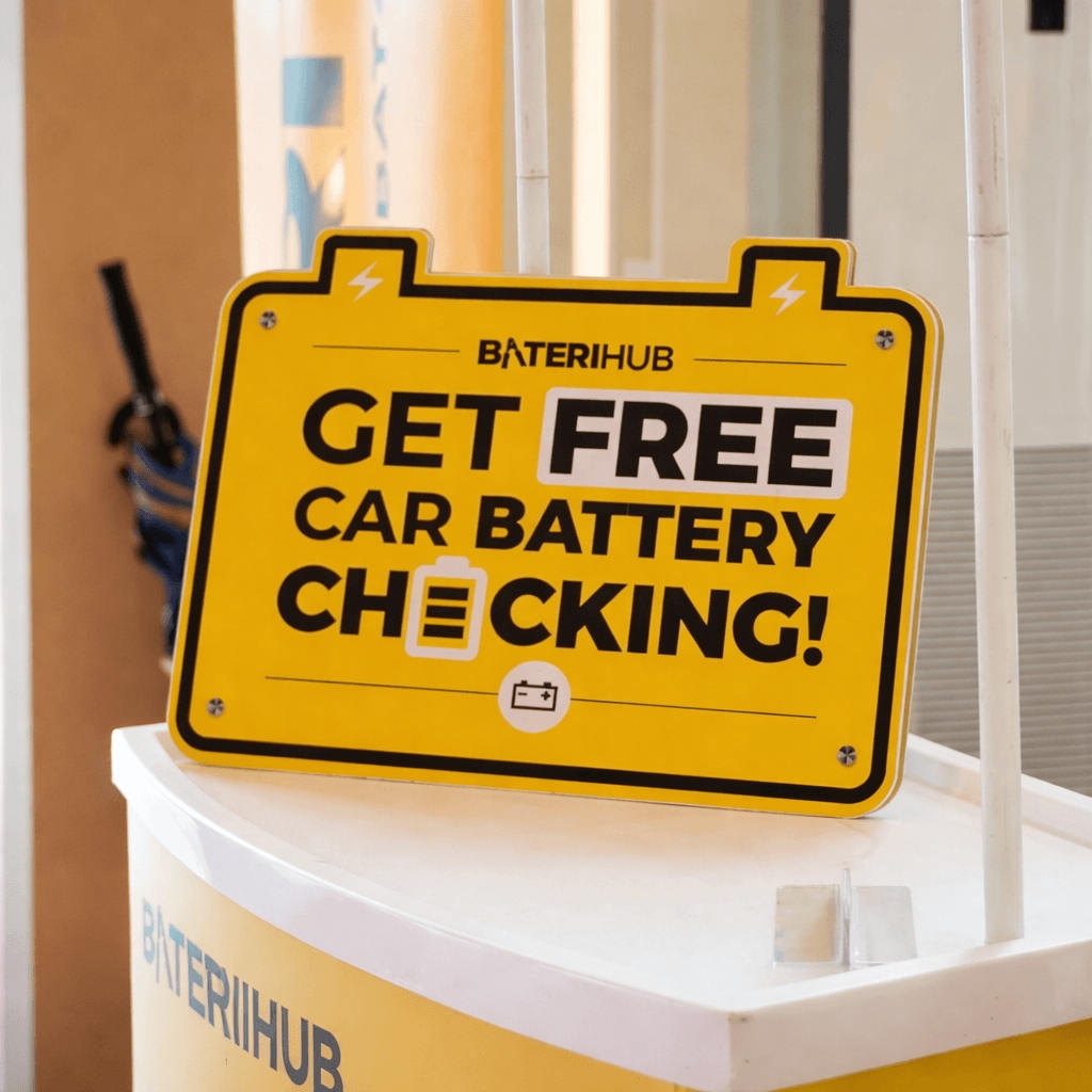 baterihub-free-car-battery-checking-promo-sign-event-kajang-2024 BateriHub promotional sign displaying “Get Free Car Battery Checking” placed at event counter during battery health check event in Malaysia.
